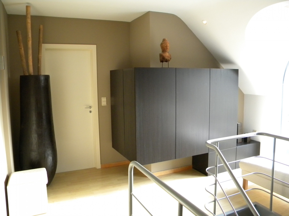 Conception de mobilier sur mesure pour des livres et des habits dans un hall de nuit