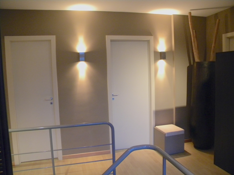 Conception de mobilier sur mesure pour des livres et des habits dans un hall de nuit