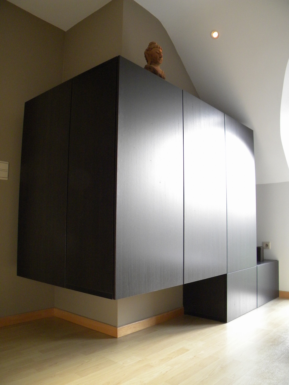 Conception de mobilier sur mesure pour des livres et des habits dans un hall de nuit