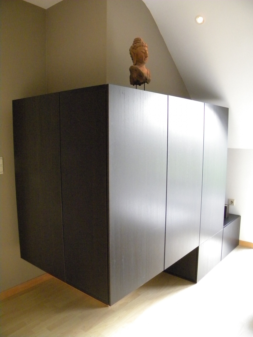 Conception de mobilier sur mesure pour des livres et des habits dans un hall de nuit