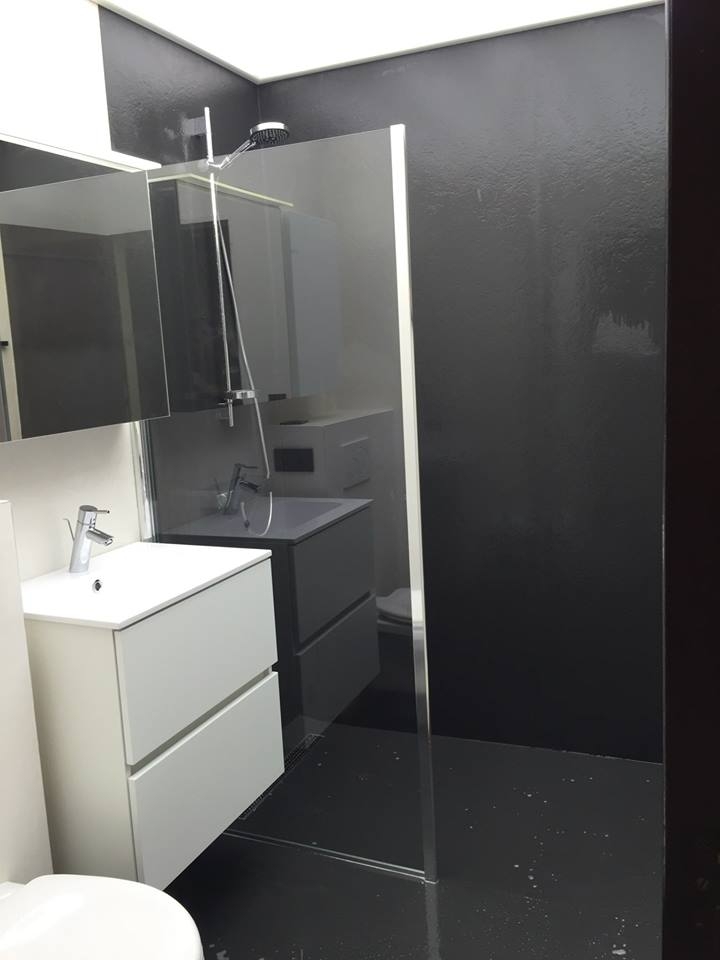 Salle de douche - Kerlite, sanitaire et mobilier